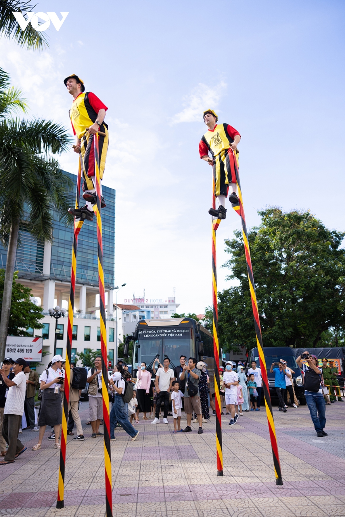 The De Koninklijke Steltenlopers Merchtem stilt walking group from Belgium bring impressive performance to participants.