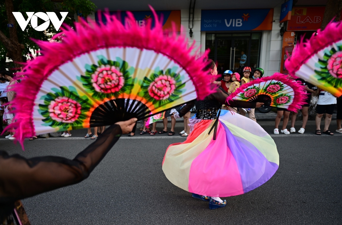 Traditional dances of artists from the Republic of Korea enthrall locals and tourists in Hue city.
