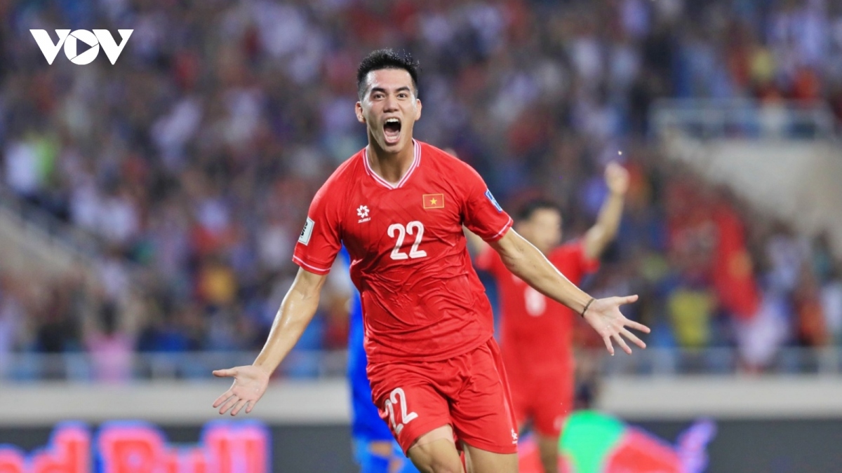 Vietnamese striker Tien Linh celebrates his goal into the Philippine net