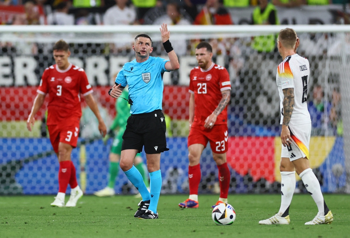 Trọng tài Michael Oliver cho tạm dừng trận đấu ở phút 35 khi tỷ số đang hoà 0-0 do mưa lớn xuất hiện kèm theo sấm chớp.
