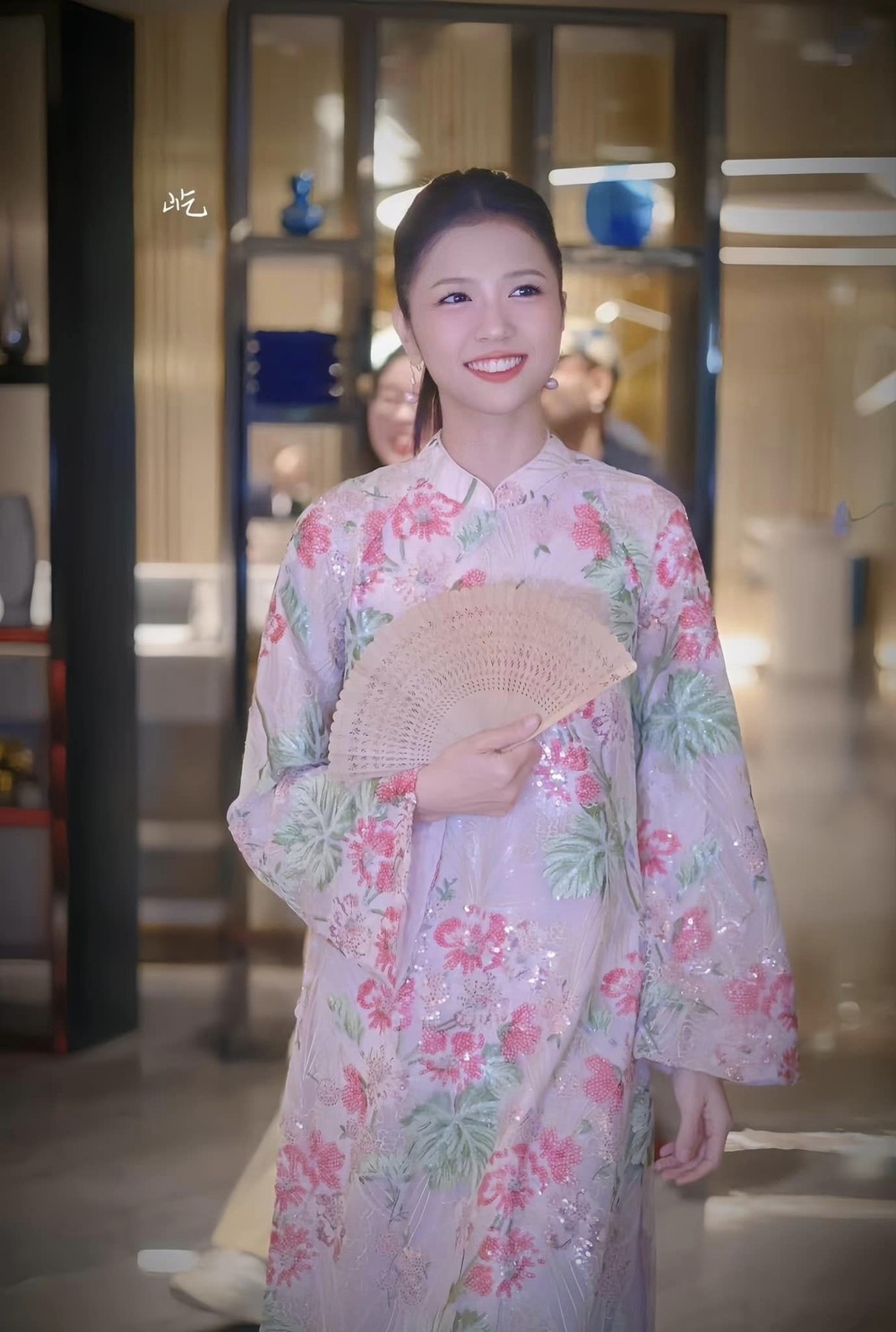 Các diễn đàn trên mạng xã hội chia sẻ loạt ảnh của Suni Hạ Linh trong trang phục áo dài khi ghi hình cho Đạp Gió 2024. Cô mặc áo dài truyền thống màu hồng, tay cầm quạt. Nữ ca sĩ ghi điểm với nụ cười rạng rỡ, nhan sắc ngọt ngào.