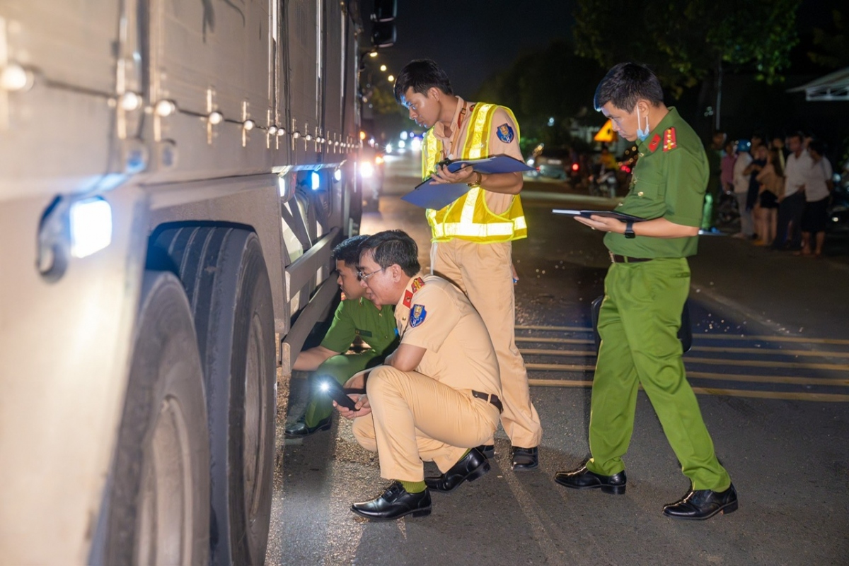 Cảnh sát giao thông tiến hành điều tra nguyên nhân vụ tai nạn khiến người đàn ông tử vong tại chỗ (Ảnh: Mạnh Khá)
