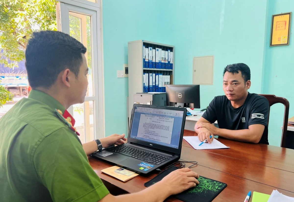 Tài xế Nguyễn Văn Tuấn tại cơ quan công an