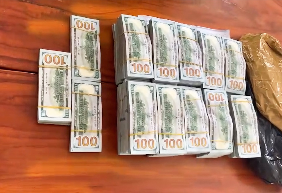 Tang vật thu giữ là 530.150 USD