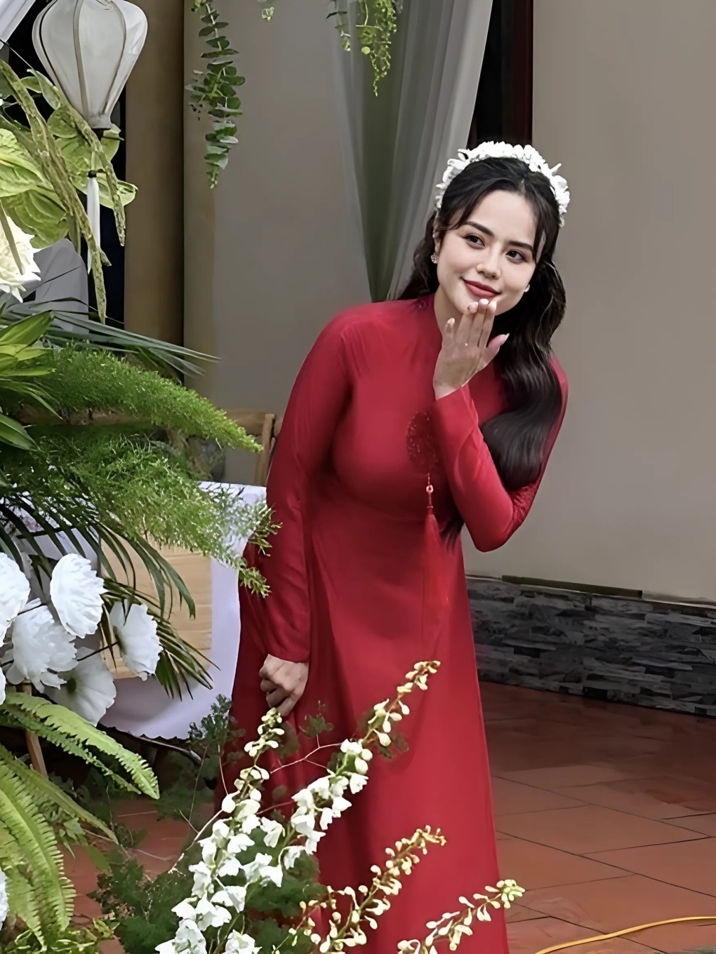 Ca sĩ Thái Trinh và hôn phu tổ chức lễ ăn hỏi tại nhà riêng của cô dâu ở Thái Bình. Trong ngày trọng đại, Thái Trinh diện áo dài đỏ truyền thống. Nữ ca sĩ vẫn giấu kín danh tính của chồng. Theo hình ảnh bạn bè cô dâu chia sẻ, chú rể tên Minh.
