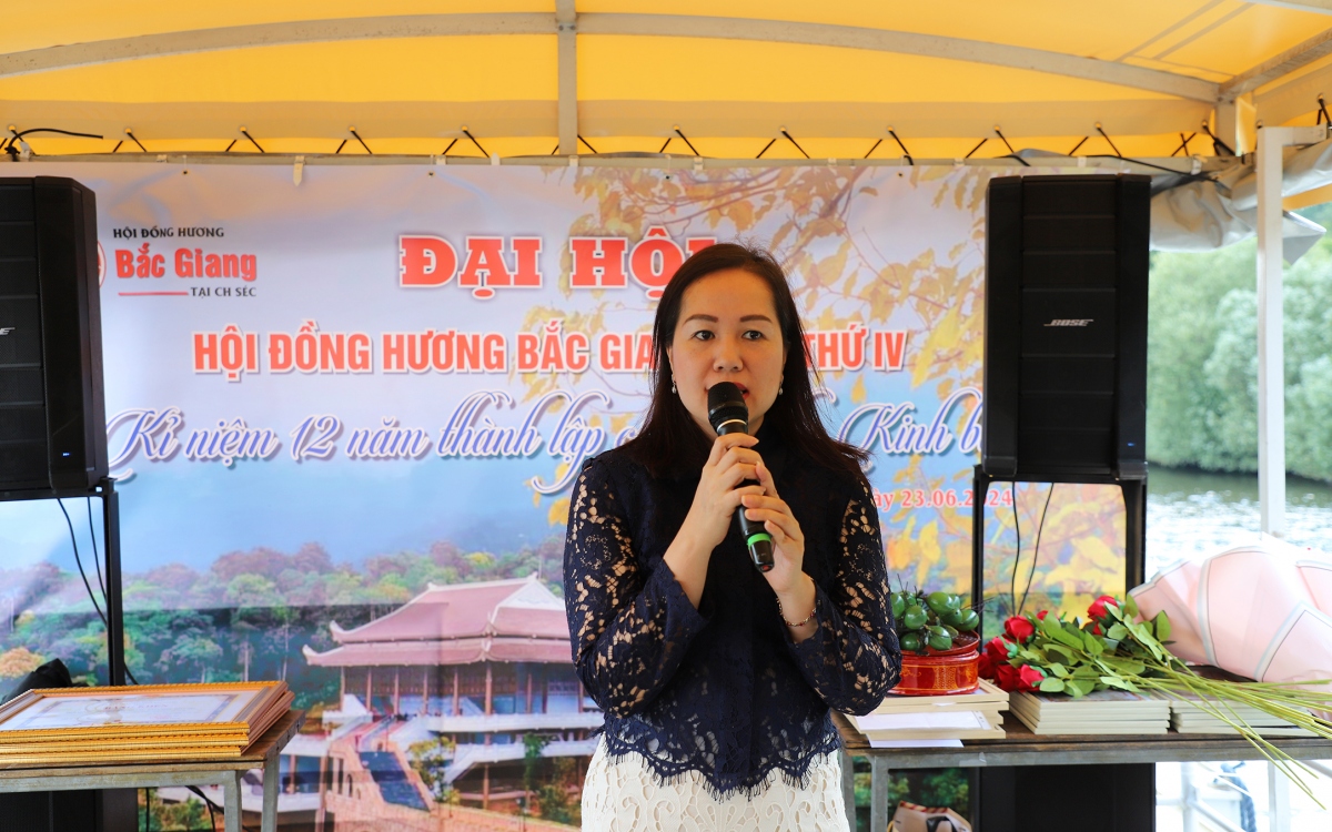 Tham tán công sứ Nguyễn Diệu linh gửi lời chúc mừng những bước phát triển lớn mạnh và thành công của Đại hội Hội đồng hương Bắc Giang.