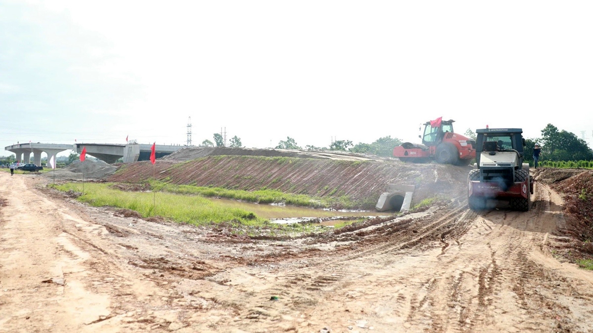 Thi công cầu vượt đường sắt trên tuyến đường Vành đai 4, đoạn qua huyện Mê Linh.( Ảnh: Viết Thành/báo Hà Nội mới)