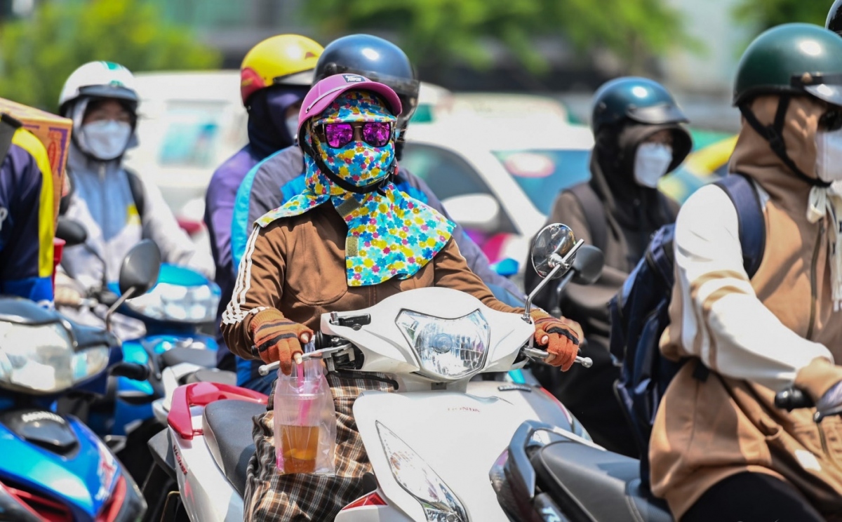Thủ đô Hà Nội ngày nắng nóng gay gắt, đêm không mưa