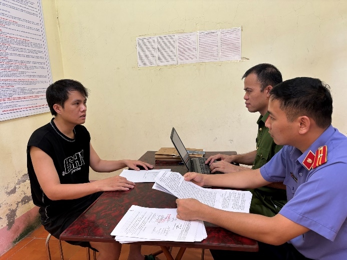 Đối tượng Nguyễn Đa Thuấn tại cơ quan công an