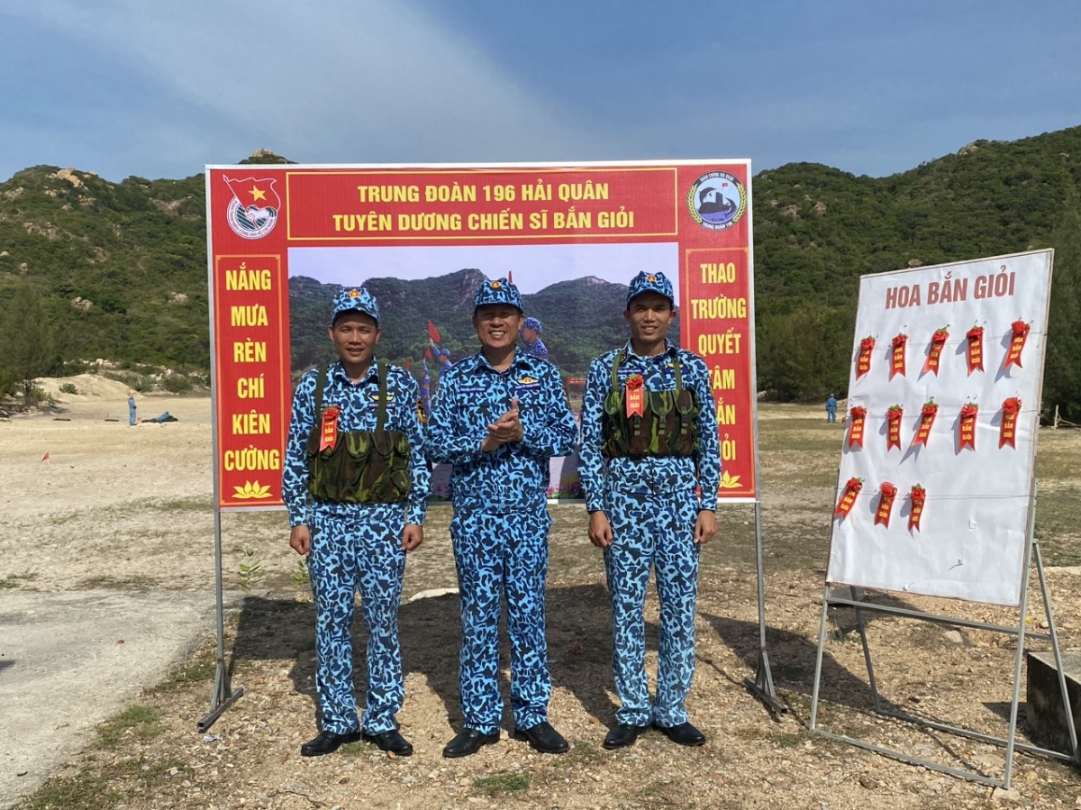 Thượng tá Nguyễn Ngọc Dương, Chính ủy Trung đoàn 196 tặng "hoa bắn giỏi"
