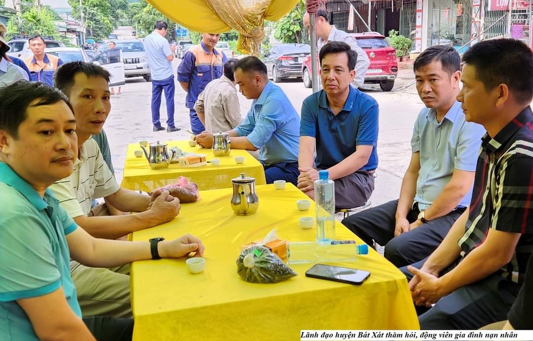 Lãnh đạo huyện Bát Xát thăm hỏi gia đình nạn nhân (Ảnh: Quang Phấn)