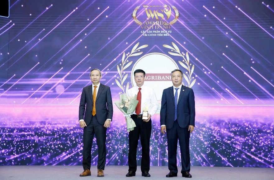 Ông Lương Quốc Toàn, Phó Trưởng ban Khách hàng cá nhân - Đại diện Agribank nhận vinh danh Giải pháp tài chính cá nhân sáng tạo