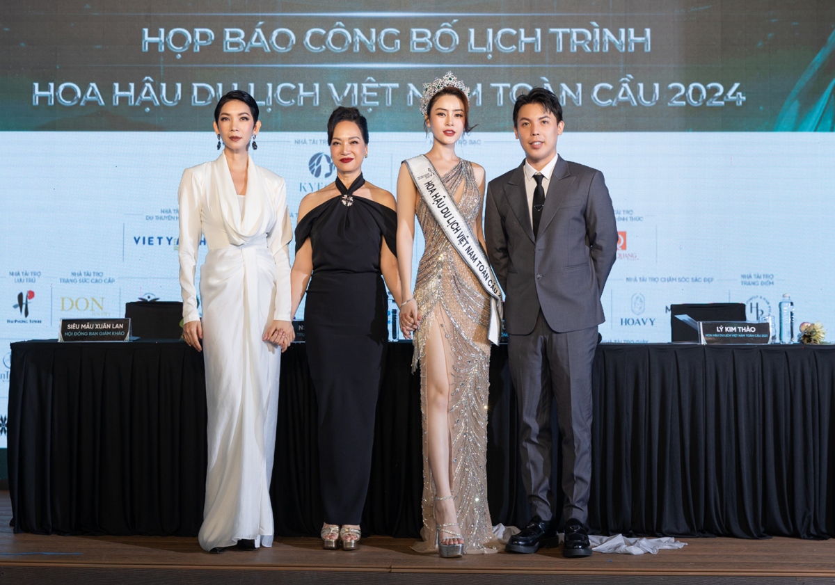 Hoa hậu Du lịch Việt Nam toàn cầu 2021 Lý Kim Thảo cùng các thành viên ban tổ chức, ban giám khảo.