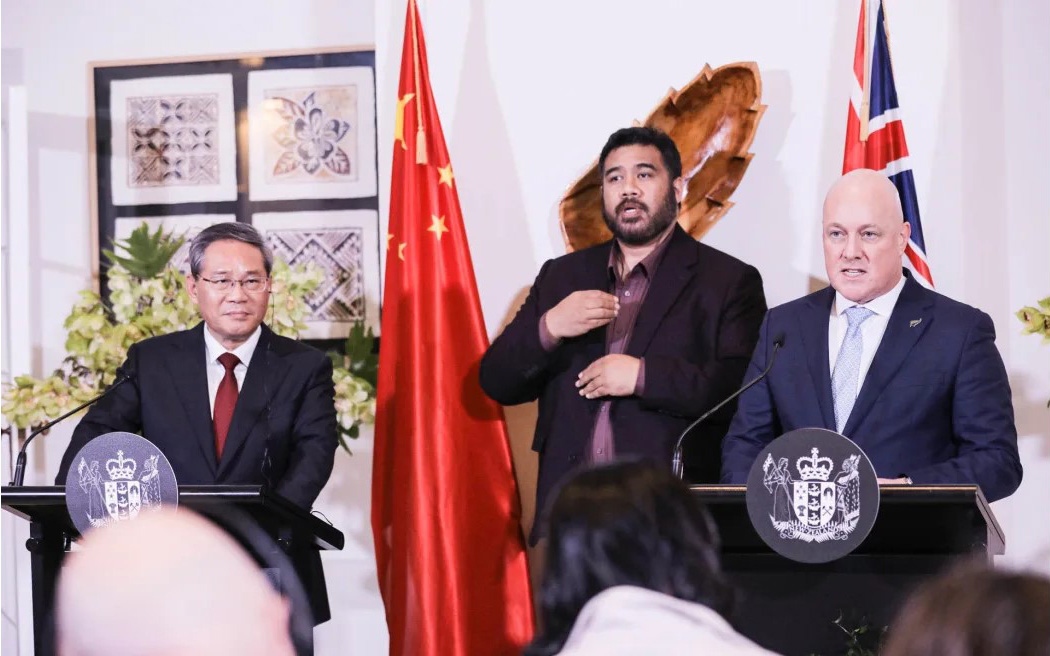 Thủ tướng Trung Quốc Lý Cường (trái) và Thủ tướng New Zealand họp báo sau hội đàm. Nguồn: Samuel Rillstone