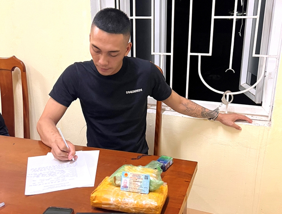 Trần Nhật Minh cùng tang vật tại cơ quan công an.