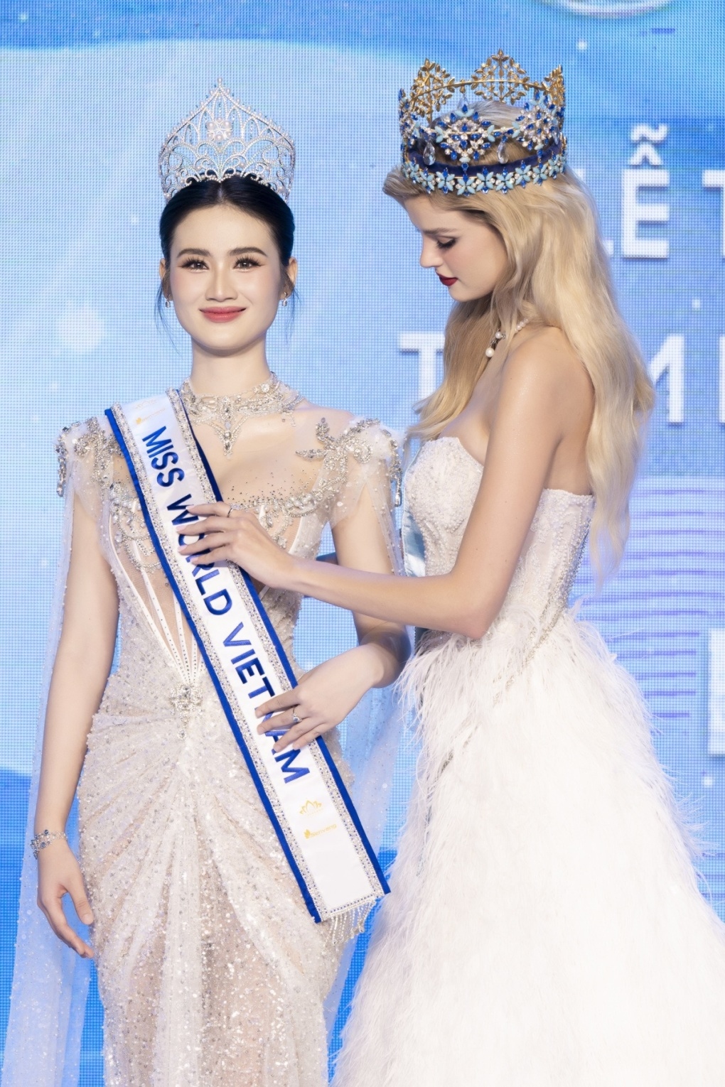 Ý Nhi dự họp báo công bố top 30 Mr World Vietnam 2024 và giới thiệu lịch trình cuộc thi Mr World diễn ra tại TP HCM. Đương kim Hoa hậu Thế giới Krystyna Pyszková trao sash cho Ý Nhi - thí sinh Việt Nam thi Hoa hậu Thế giới lần thứ 72.