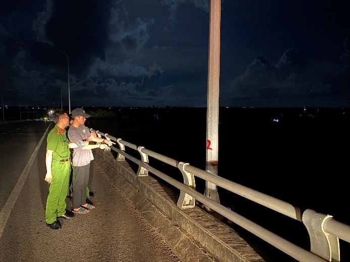 Trên đường di chuyển, đối tượng thay đổi quần áo và ném quần áo xuống sông đoạn qua cầu Chanh (nối huyện Vĩnh Bảo, TP Hải Phòng với huyện Ninh Giang, tỉnh Hải Dương