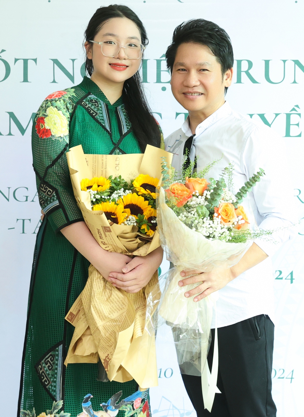 Thảo Nguyên - con gái 18 tuổi của Trọng Tấn - đạt 10 điểm tốt nghiệp hệ trung cấp ngành đàn tranh, Học viện Âm nhạc Quốc gia Việt Nam.