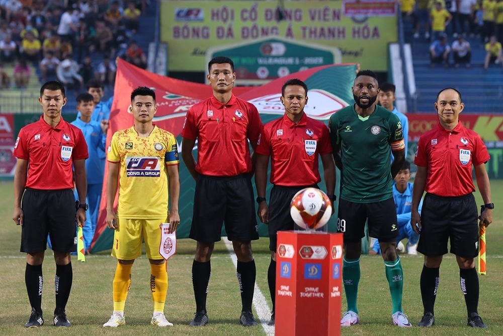 Referee Razlan Joffri Bin Ali of Malaysia (third from right) will officiate V.League 1. (Photo courtesy of VPF)