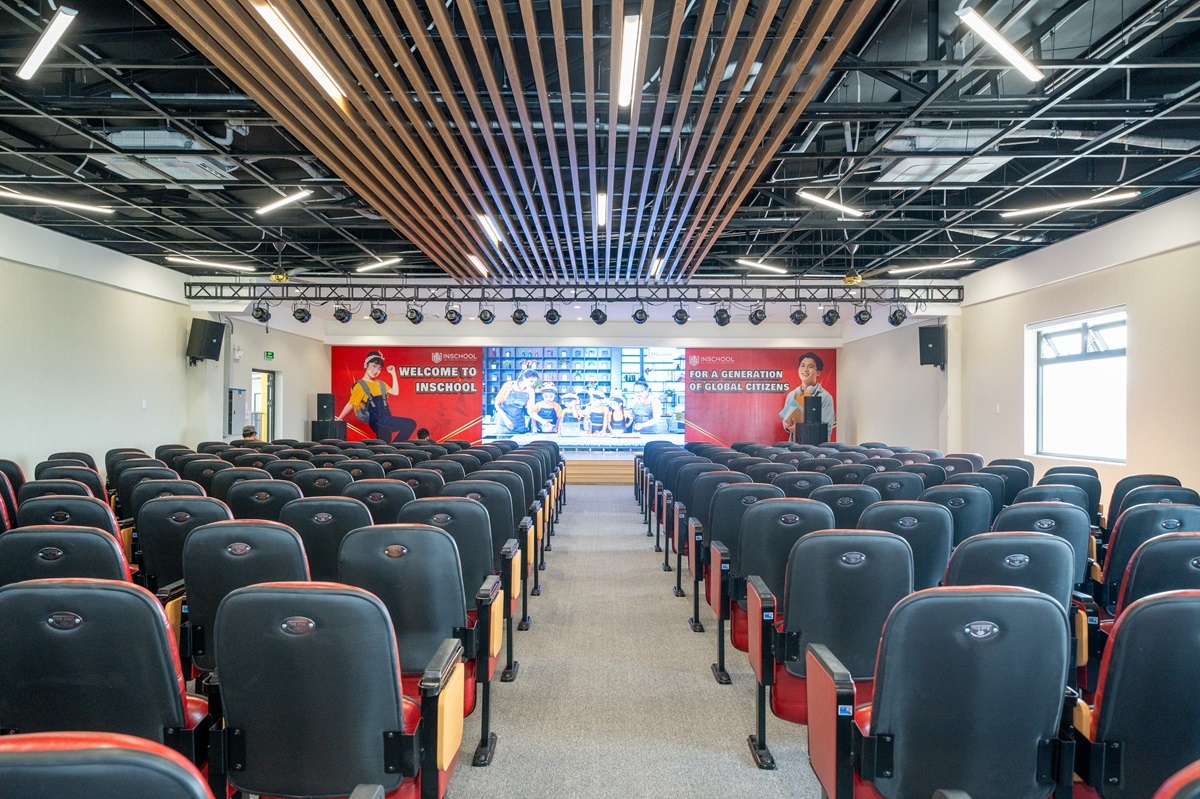 Trường được trang bị cơ sở vật chất hiện đại đáp ứng mọi nhu cầu học tập của các em học sinh