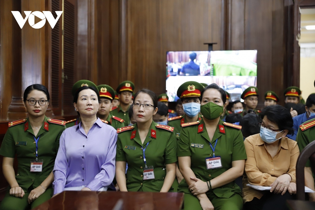 Bị cáo Trương Mỹ Lan (áo tím) hầu tòa