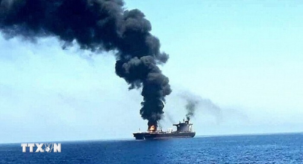 Một con tàu bị tấn công ngoài khơi Hodeidah, Yemen. Ảnh: IRNA/TTXVN