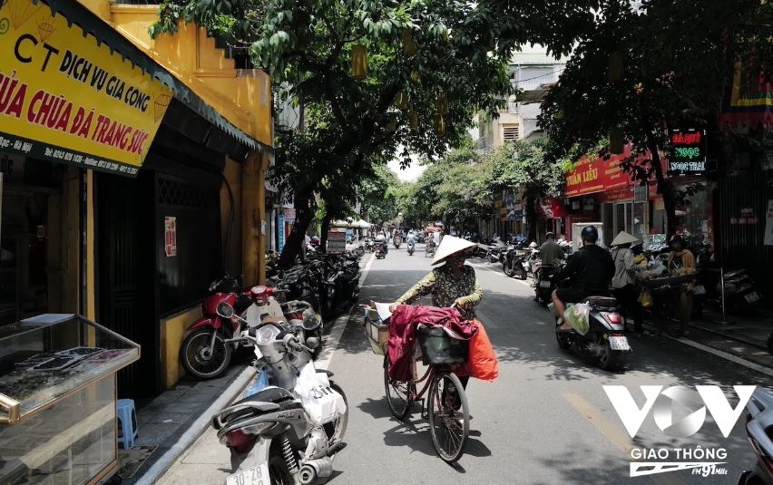 Hàng Bạc, có lẽ là con phố nổi tiếng nhất với việc gần như cả phố vẫn giữ nghề kinh doanh, chế tác bạc - một trong những nghề thủ công truyền thống tạo nên nét văn hoá độc đáo của phố cổ Hà Nội