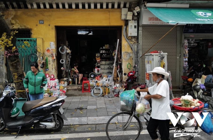 Phố Thuốc Bắc ngày nay trở thành phố kim khí, chuyên bán các loại khoá, công cụ làm kim khí, đồ xây dựng, gia dụng, đồ mộc...