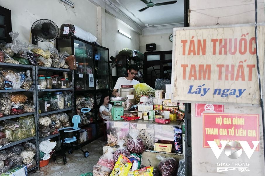 Ngược lại, phố Lãn Ông ngay bên cạnh vẫn giữ được nghề truyền thống