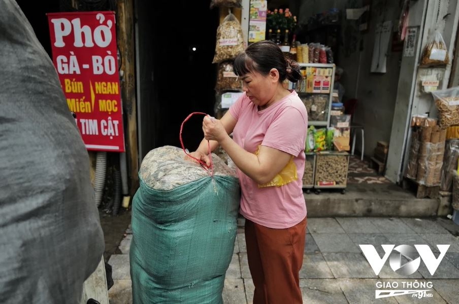 Con phố luôn toả ra mùi hương của các loại thảo dược đặc trưng