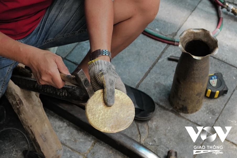 Phố Hàng Đồng, người thợ vẫn giữ được nghề thủ công truyền thống