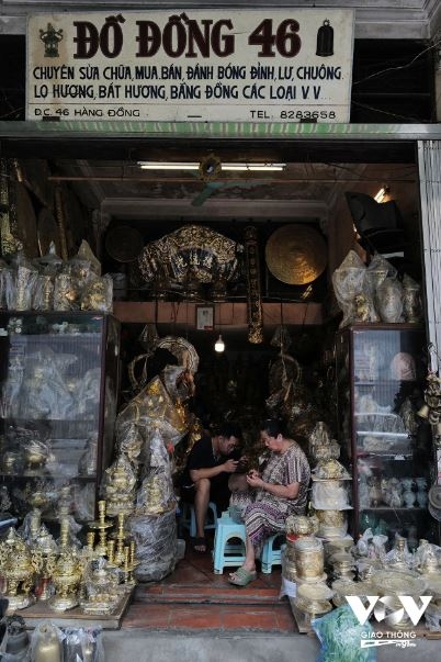 Những đồ thờ, đồ trang trí bằng đồng rất tinh xảo