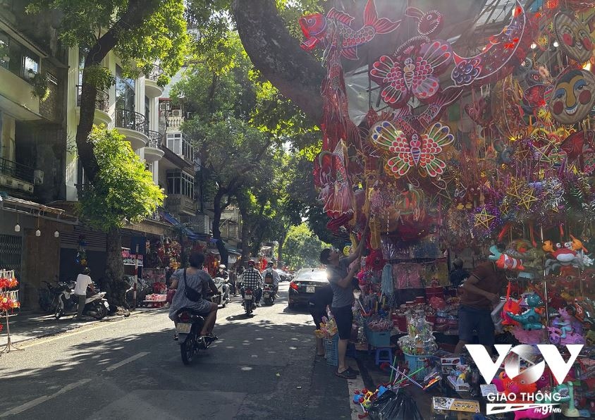 Phố Hàng Mã ngày nay bên cạnh những mặt hàng đồ mã truyền thống đã làm nên tên gọi của con phố này, thì trong những dịp lễ tết, con phố này trở thành điểm đến của nhiều người dân Hà Nội và các vùng lân cận, với nhiều mặt hàng trang trí đa dạng cho các dịp lễ tết