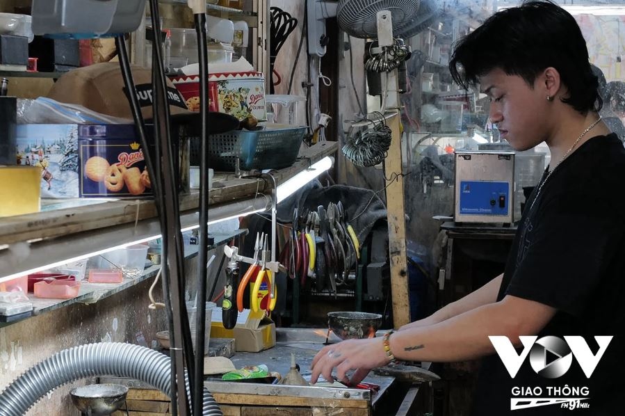 Do gia đình có nghề truyền thống nên từ nhỏ Huy đã được tiếp xúc với nghề và giờ đã có thể tự tin với công việc của mình