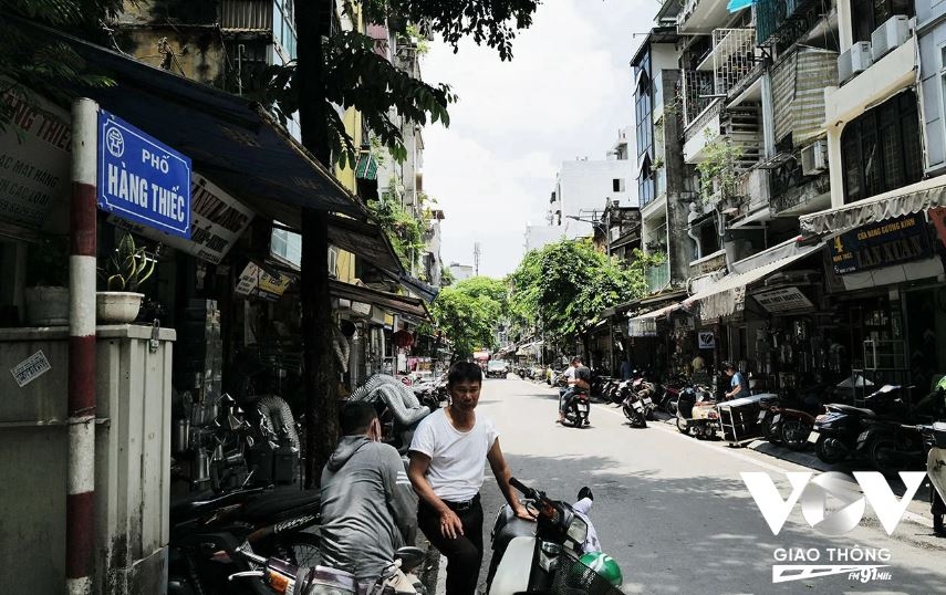 Phố Hàng Thiếc cũng là một trong những con phố với gần như toàn bộ các hộ đều tham gia làm, buôn bán các mặt hàng thủ công này...