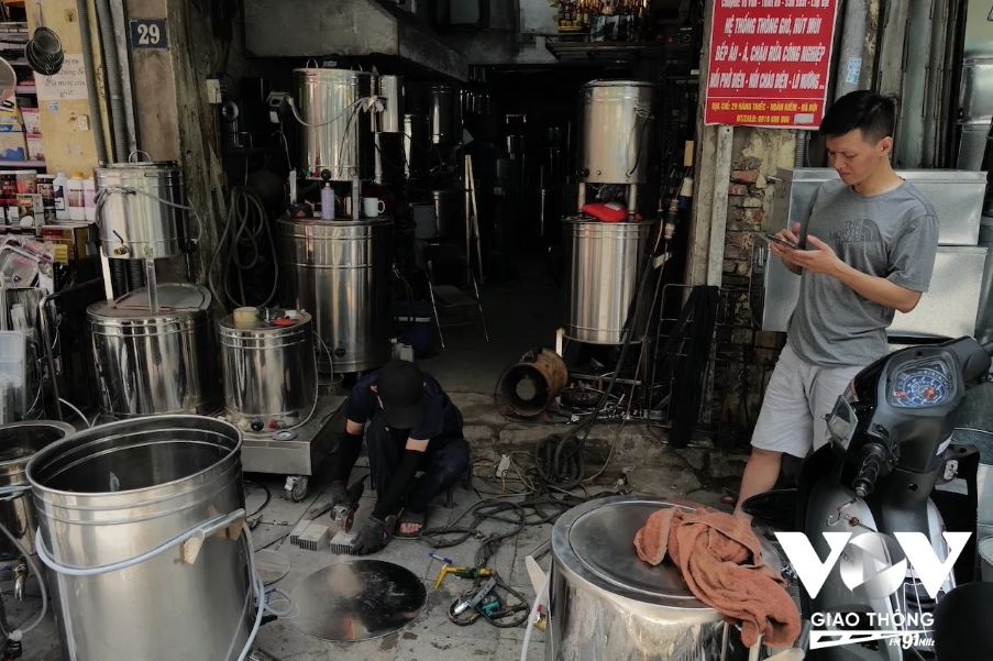Những sản phẩm thủ công như nồi nấu phở, các loại bếp, nồi chậu, ống khói, ấm đun... rất uy tín và chất lượng, được khách hàng tin dùng