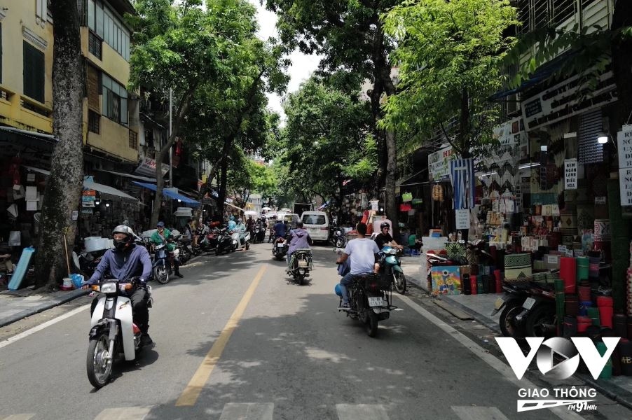 Phố Hàng Chiếu ngày nay ngoài mặt hàng chiếu với nhiều chất liệu khác nhau, con phố này còn buôn bán thêm khá nhiều các mặt hàng thủ công và đồ văn phòng phẩm khác