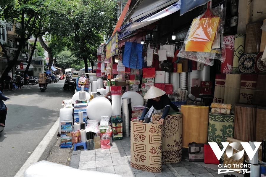 Chiếu trúc, chiếu cói, chiếu nhựa, hạt tre... cùng các loại mành rèm đa dạng
