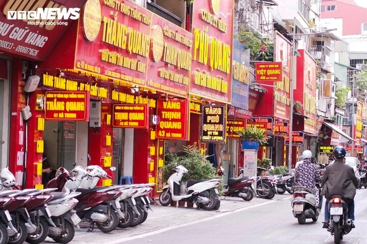 Giá mua, bán vàng miếng ở thị trường tự do cao hơn rất nhiều so với thị trường chính thống