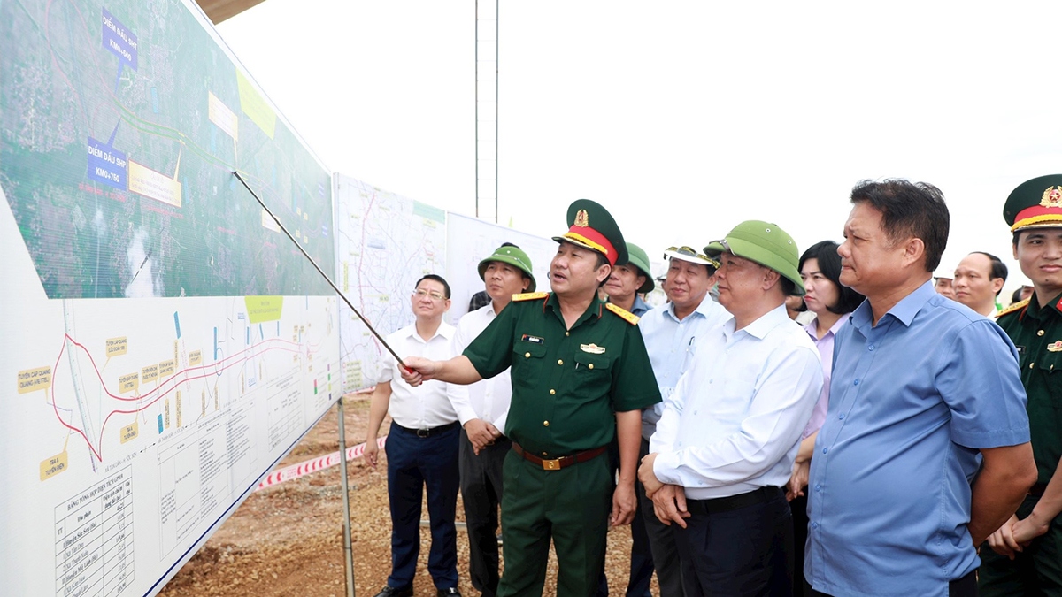 Bí thư Thành ủy Hà Nội Đinh Tiến Dũng nghe báo cáo về tình hình thi công đường song hành tại địa bàn huyện Mê Linh. (ảnh: Viết Thành/báo Hà Nội mới)