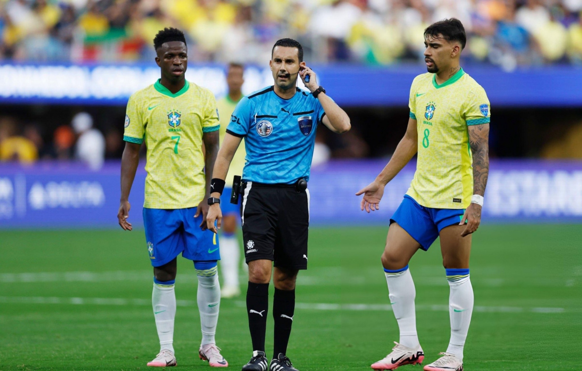 Trọng tài từ chối bàn thắng của Brazil trong hiệp 1 sau khi tham khảo VAR. (Ảnh: Getty). 