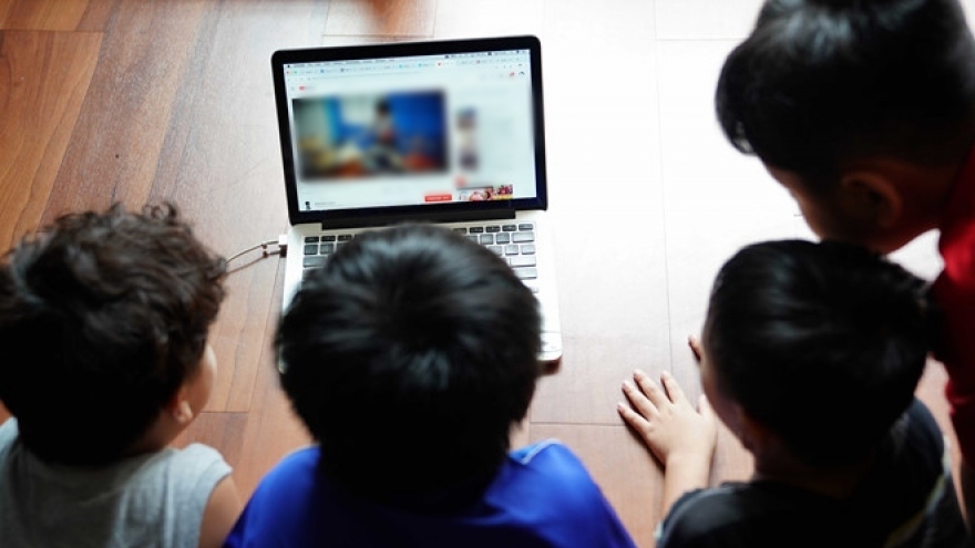 Video nhảm nhí, độc hại là mối đe dọa với trẻ em