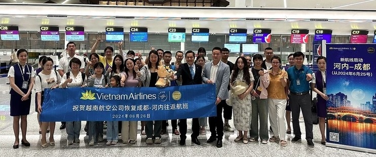 First passengers on Hanoi-Chengdu flight (Photo: VNA)