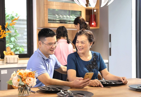 Người dùng hào hứng trải nghiệm những tính năng mới trên Agribank Plus. (Ảnh: VNPAY)