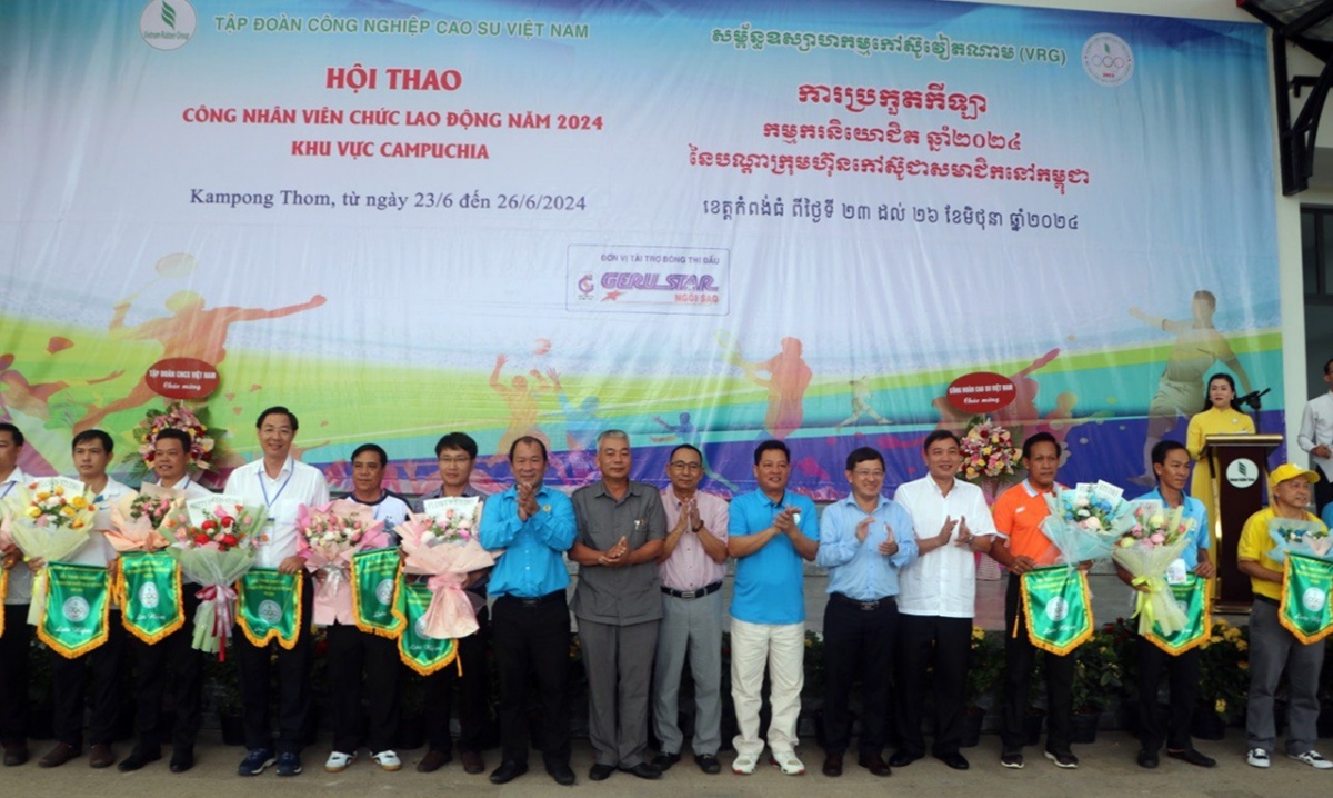Ban tổ chức tặng hoa và cờ cho các đơn vị tham gia hội thao. Ảnh: VOV