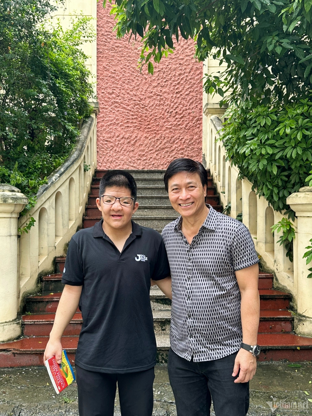 Nghệ sĩ Quốc Tuấn thừa nhận có những lúc anh bị trầm cảm, hoảng loạn nhưng luôn phải tự kiểm soát tình trạng của bản thân để có thể đủ sức đồng hành bên con trai Bôm.
