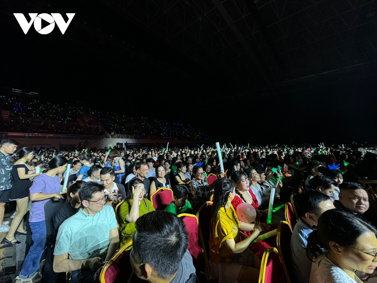 The My Dinh Indoor Athletics Arena is packed with hordes of Vietnamese fans who welcome back the Irish boy band in two concerts on June 4 – 5.