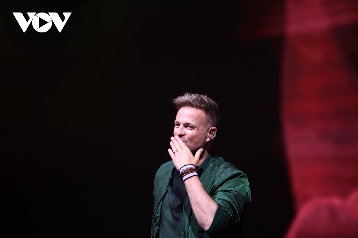 Nicky Byrne is keen on interacting with fans, although he sometimes forgets the lyrics when the group performs “Seasons In The Sun”.