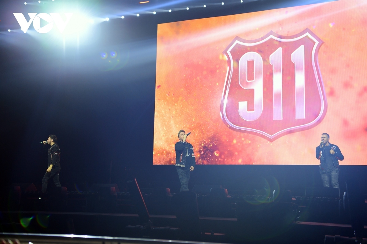 They then perform their big hits such as “The Day We Find Love”, “How Do You Want Me To Love You”, and “I Do”, receiving rounds of thunderous applause from local fans.