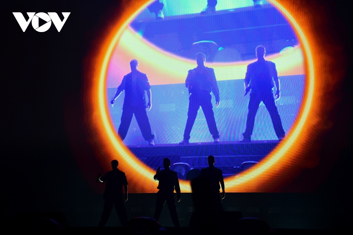A few minutes later, the stage is lit up once again with the arrival of legendary Irish music group Westlife. 